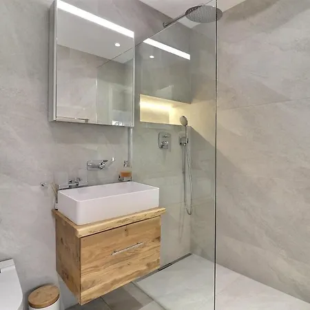 Newish 2 Bedroom Flat By The *