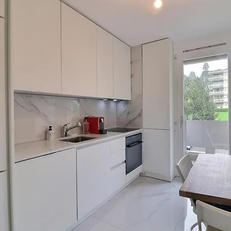 Newish 2 Bedroom Flat By The * مونترو